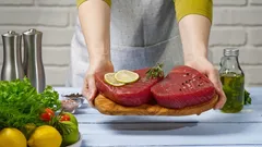 Dlaczego nie powinno się myć surowego mięsa pod kranem i co robić zamiast tego