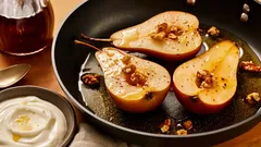 Niesamowity deser z gruszek, musu jabłkowego i orzechów włoskich gotowy w 5 minut