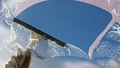 Mycie okien bez smug: prosty trik z płynem do naczyń i letnią wodą