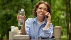 Czy naprawdę trzeba wypijać 2 litry wody dziennie i czy można ją zastąpić innymi napojami?