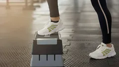 Idealne ćwiczenie dla osób z chorymi kolanami: trenuj nogi i pośladki, nie obciążając stawów