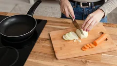 Co lepiej podsmażyć najpierw: cebulę czy marchew? Jak powstaje idealna baza warzywna